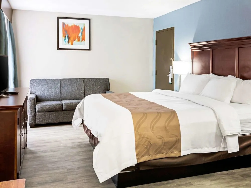 Farragut Inn & Suites