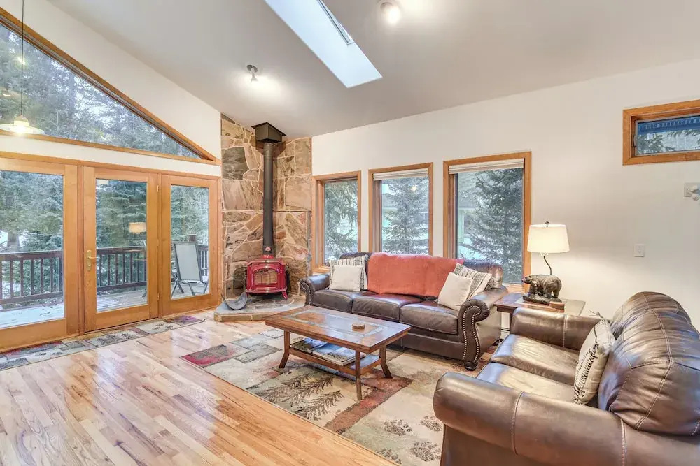 Scenic Creekside Retreat! Rocky Mountain Cabin
