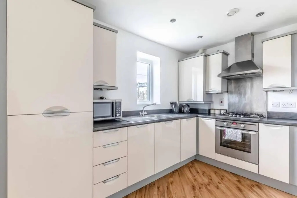 2 Bed/2 Bath & Free Parking - Langley/Heathrow