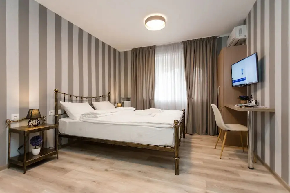 Falcon Apartments - Metro