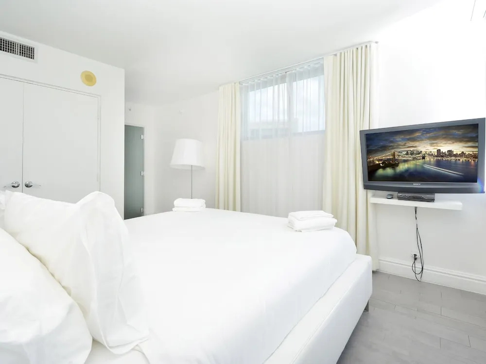 Miami World Rental - Mondrian 1216