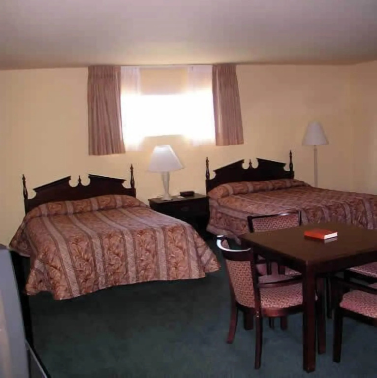 Sunday House Inn and Suites