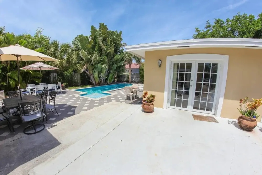 Beautiful Home Close To The Beach w Pool & Patio