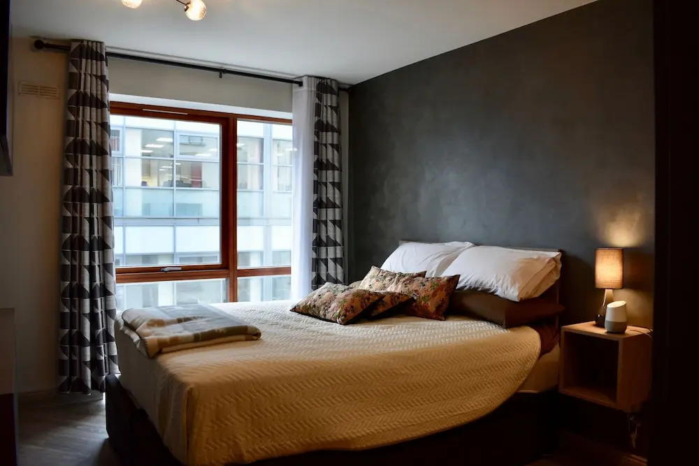 Artistic 1 Bedroom Apartment With Balcony Ifsc