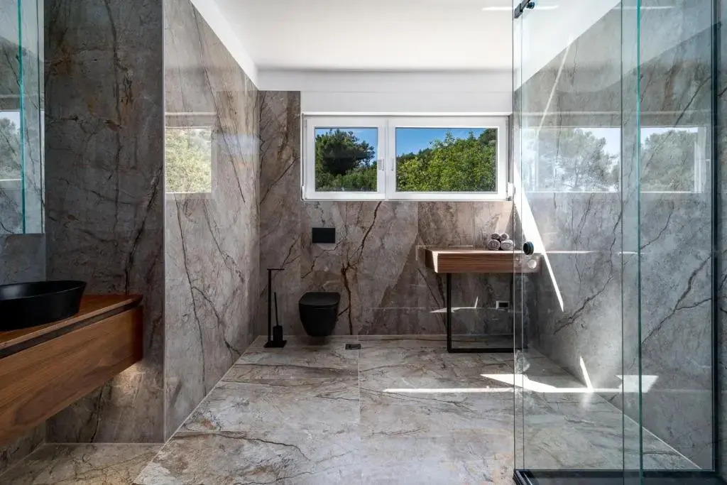 Seaview Villa ABA with 38sqm heated infinity pool, 4 bedrooms, Media room, 150m from sea
