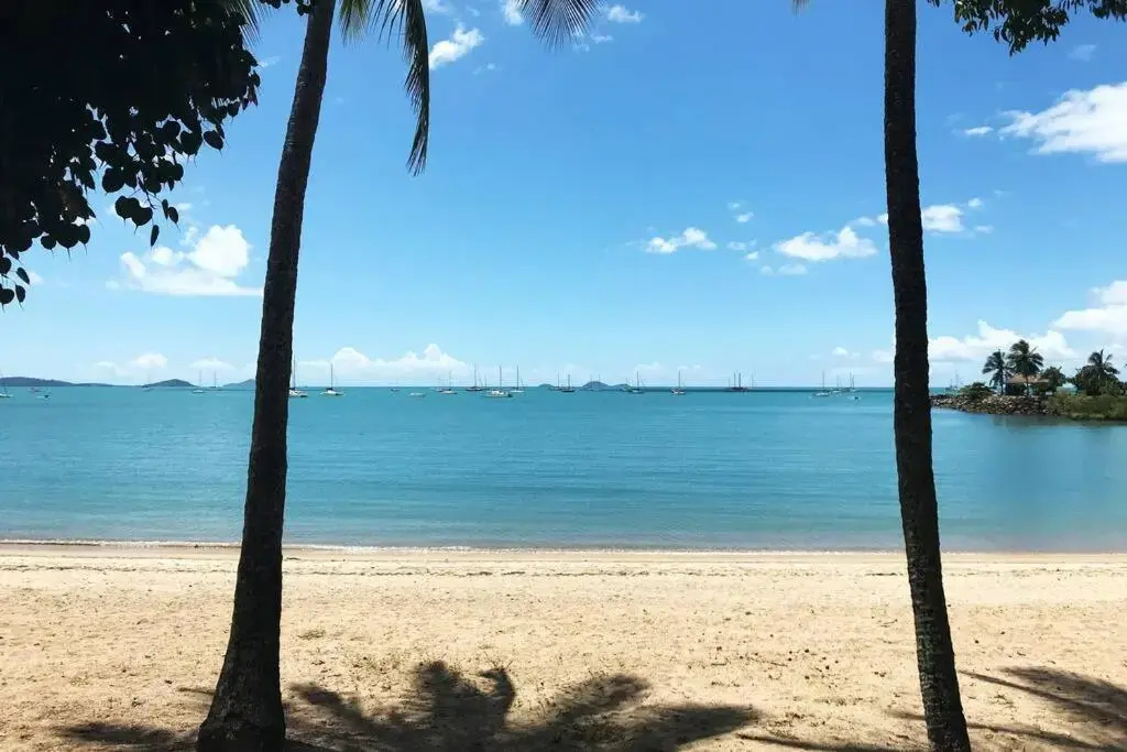 LILY LAMOND TOWNHOUSE, outdoor hammock, 5 min walk to the ocean, in Airlie Beach