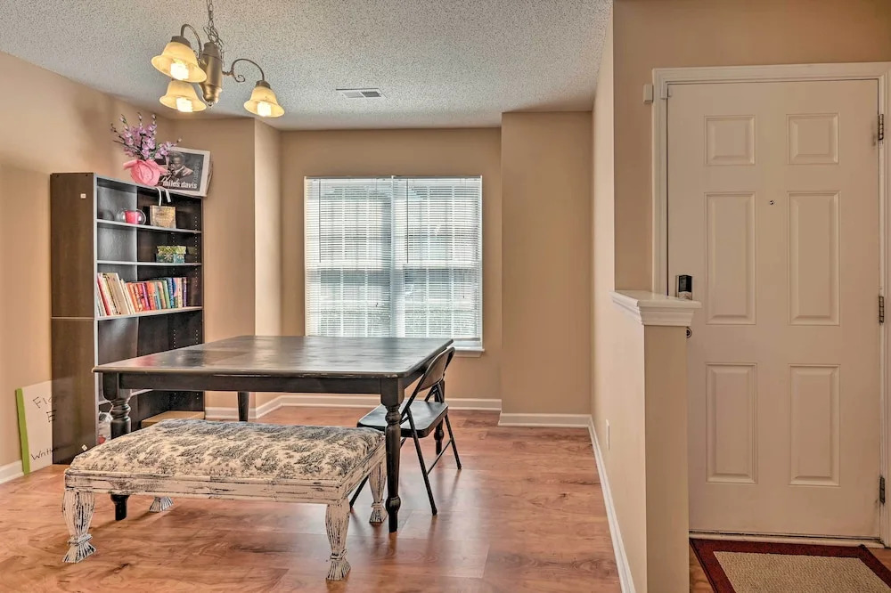 Cozy Greensboro Townhome ~ 7 Mi to UNC Campus