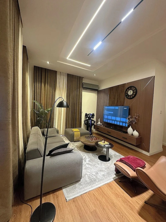 Lia's Court Apartment