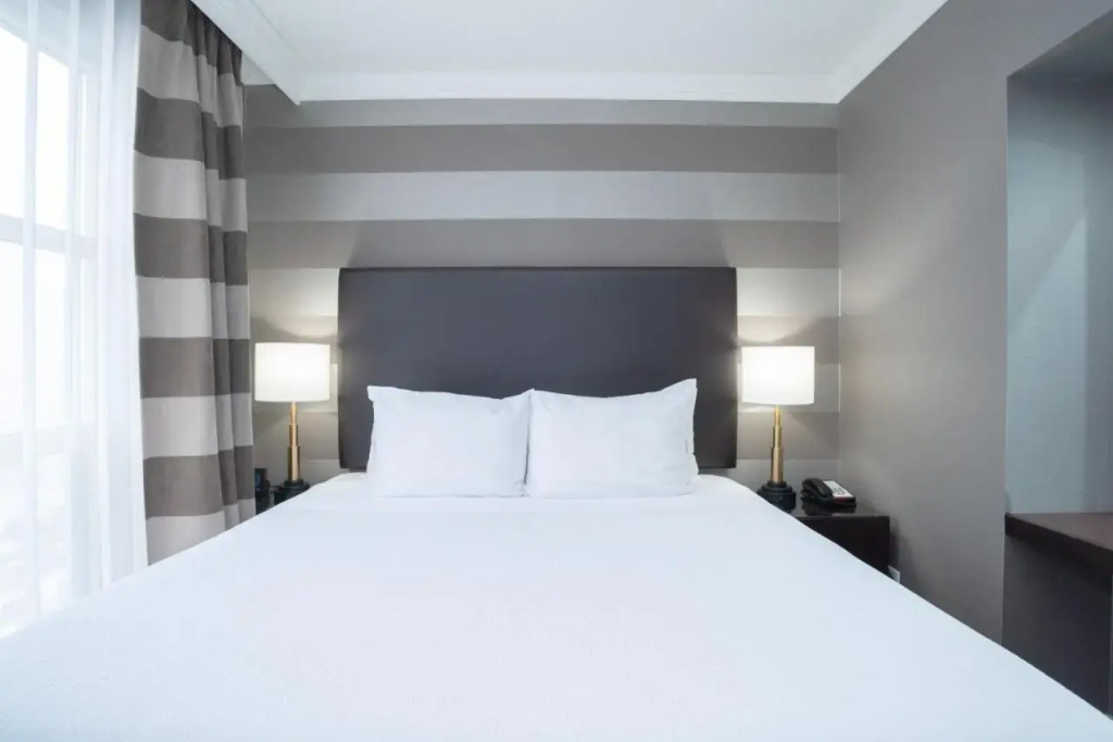 Stage West All-Suite Hotel & Theatre Restaurant