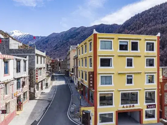 Siguniangshan Zhongshan Inn (Changpinggou Scenic Area)