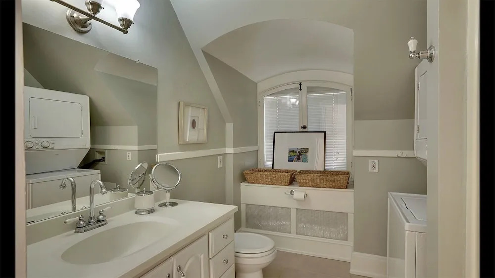 Luxury Whittier Mansion-3rd Floor Suite