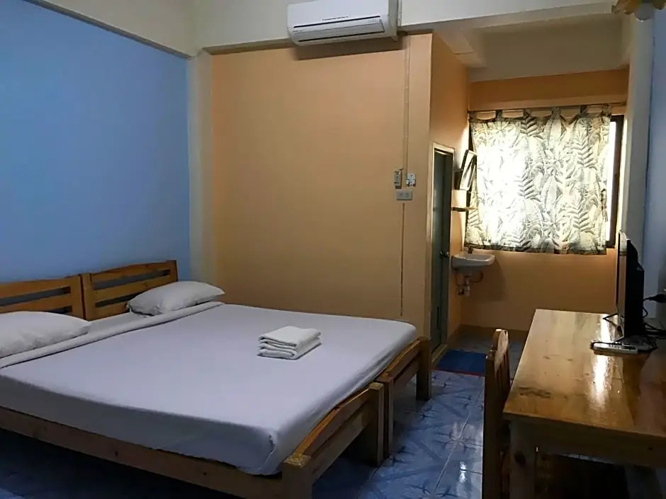 Apinya Court