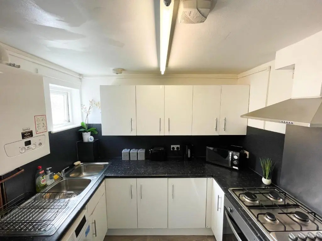 Canterbury Modern 6 Bedroom House with Hot Tub