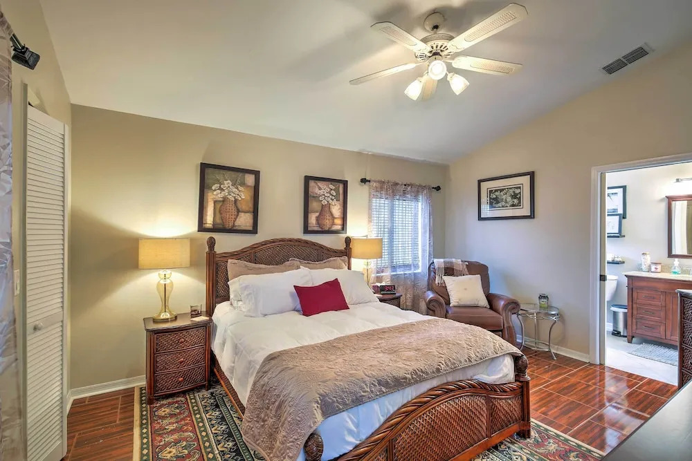 Lakefront Brandon Home w/ Patio & Screened Lanai!