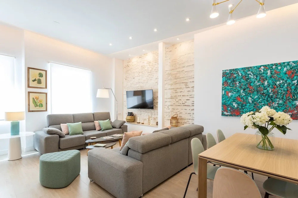 Bright House With 6 Bedrooms & 7 Bathrooms & 2 Terraces. General Castaños