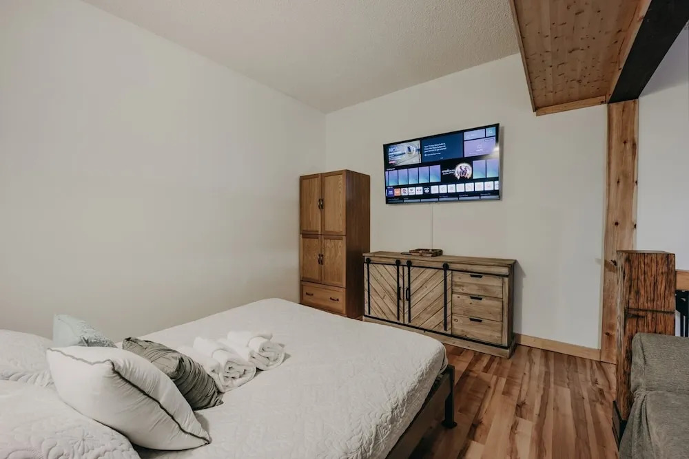 18sll - Newly Remodeled - Sleeps 4 - Fireplace - W/d 1 Bedroom Condo by Redawning