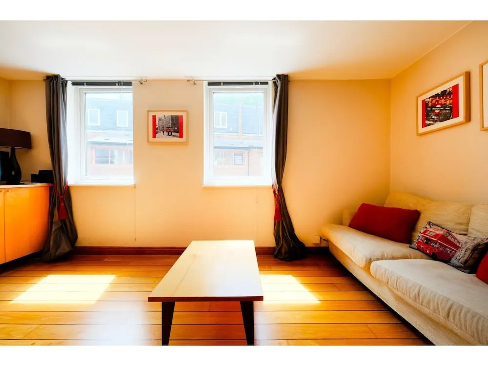 Spacious & Chic Central London Flat for 4