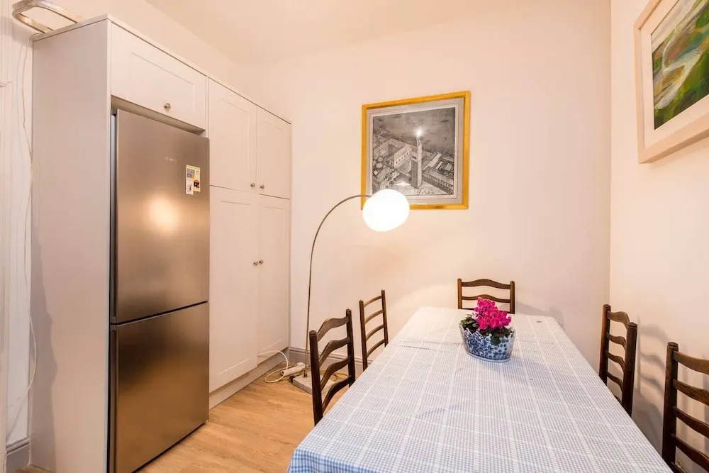 Traditional British 1 Bed Beside Battersea Park