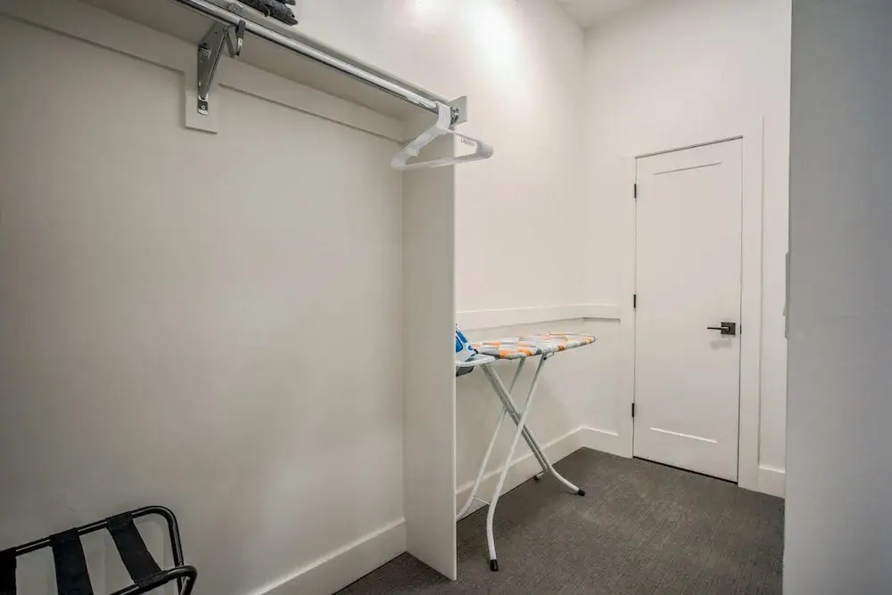6bd3.5ba?downtown Modern Luxury W/hot Tub?