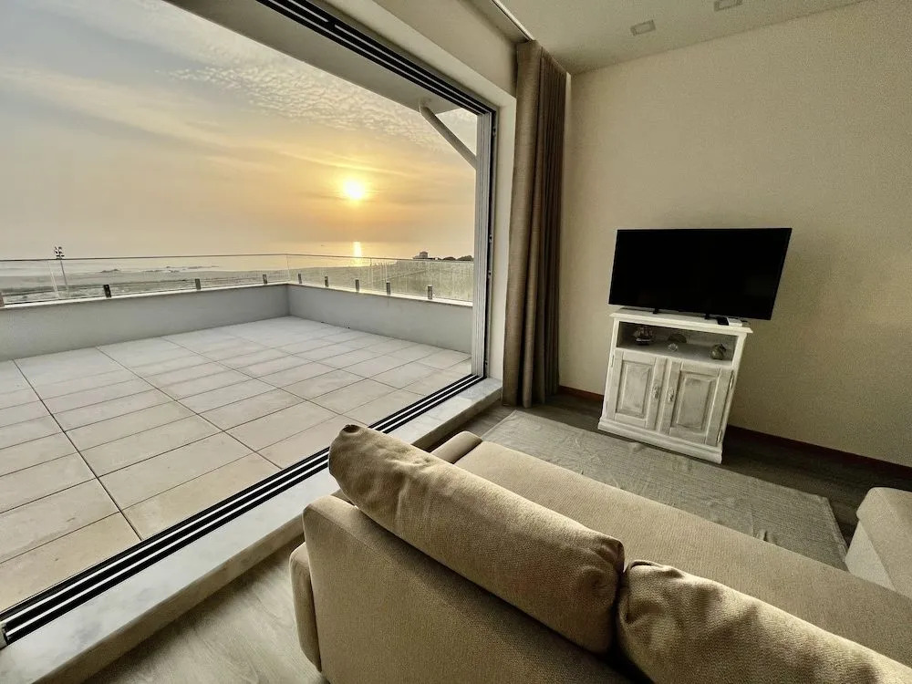 Breathtaking Ocean Front Studio in Povoa de Varzim