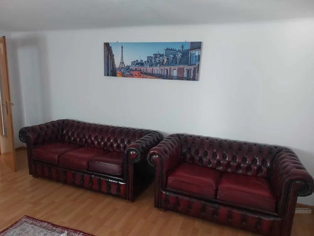 2 Bedrooms, 2 Baths House With a Living Room & an Upstairs Reception rea