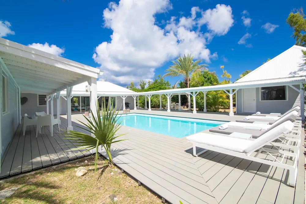 Exclusive Terres Basses Location, Heated Pool, Near Beach, Shops, Restos, AC, Free Wifi