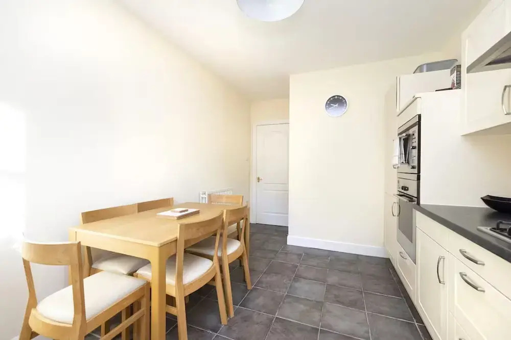 Modern Flat with Free Parking