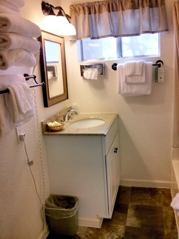 Green Gables Motel & Suites