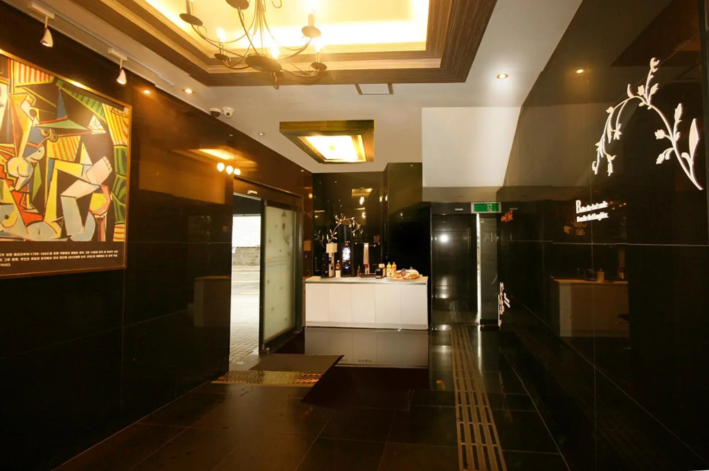 Orange Hotel