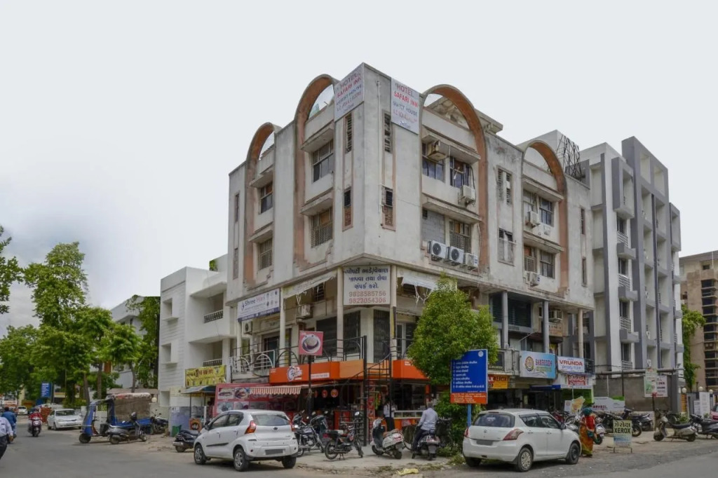 OYO 70998 Hotel Safari Inn