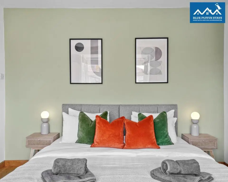4 Bed Luxury Design House By Blue Puffin Stays with Hot tub, Foosball & Parking
