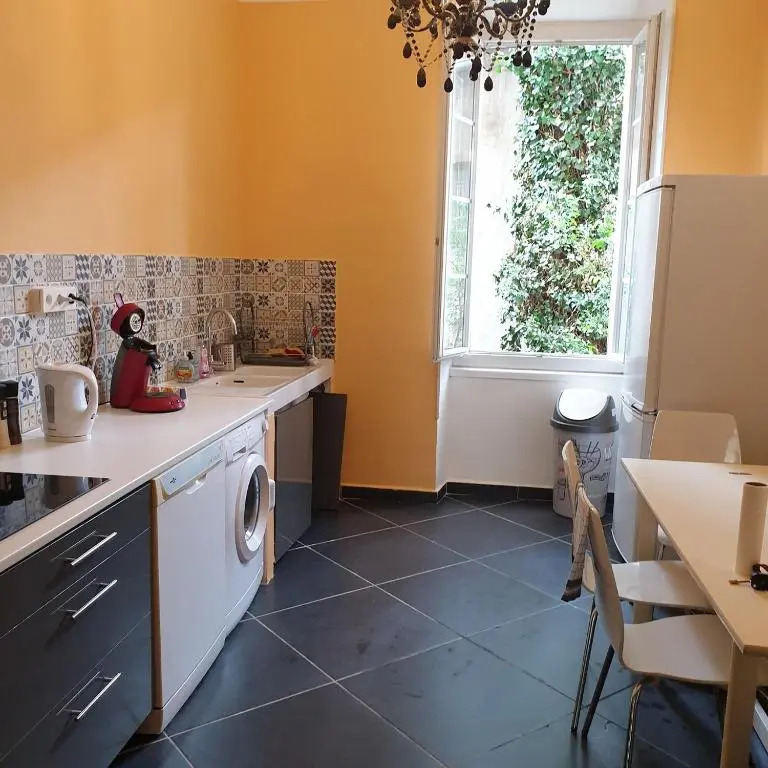 Appartement intra muros 8 personnes climatisé Wifi stationnement facile
