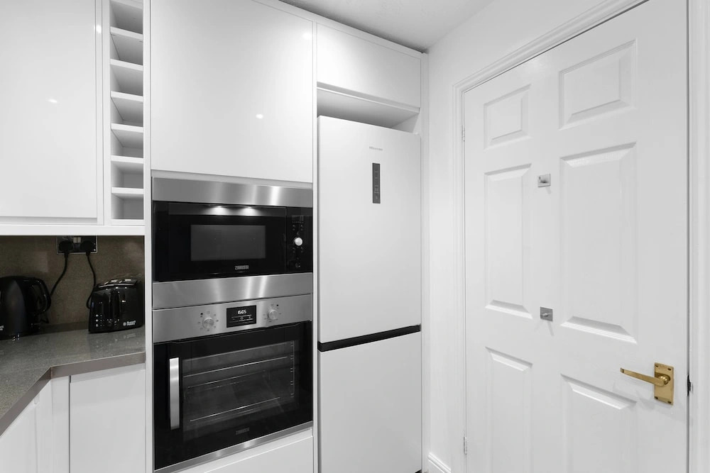Modern 1 Bedroom Apt in Streatham with Parking