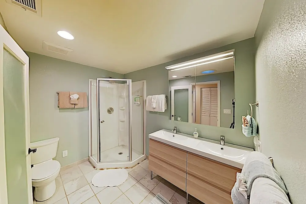 All-season Getaway - Serene Backyard W/ Hot Tub! 5 Bedroom Home