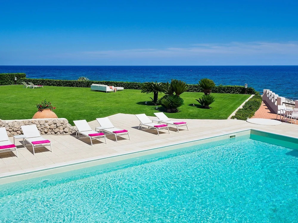 Exclusive Villa With Private Swimming Pool That Enjoys a Splendid Seafront View