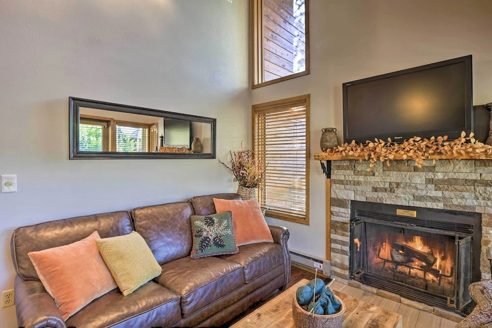 Spacious Breckenridge Condo: Walk to Ski Lifts!