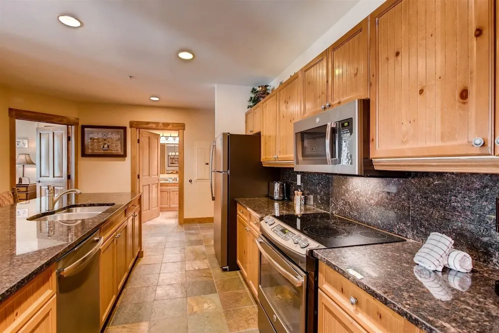 3 Bedroom Condo In River Run With Shared Pool, Hot Tubs, 100 Yards To Gondola