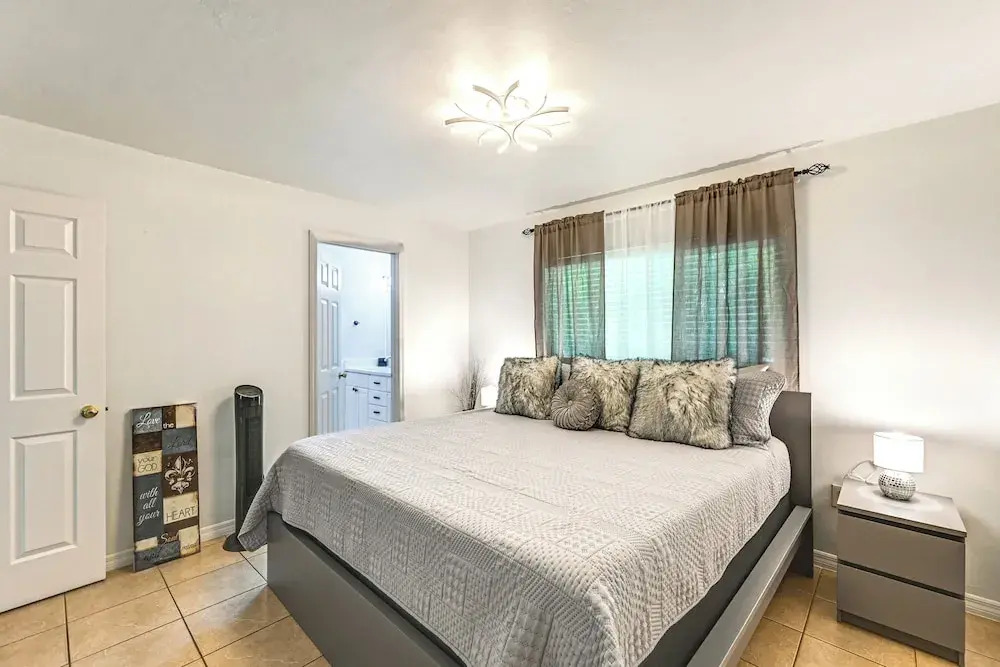 1 Mi to Dtwn Bonita Springs: Home w/ Lush Yard!
