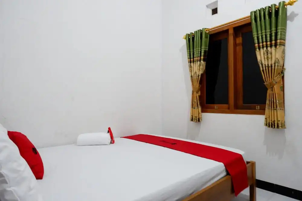 RedDoorz near Teleng Ria Beach
