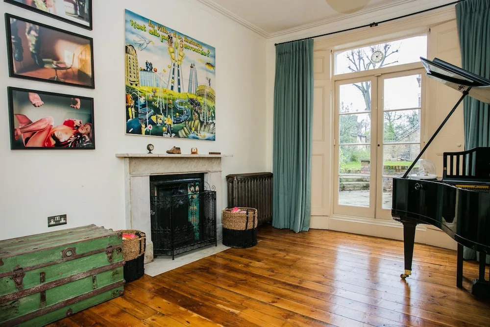 3 Bedroom Family Home Sleeps 6 in Camden