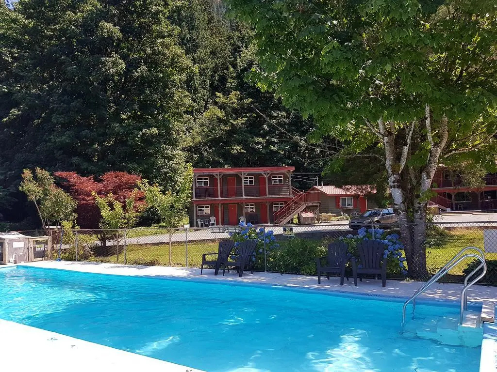 Holiday Motel & RV Resort