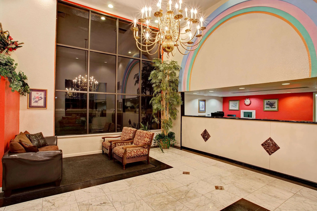 Howard Johnson Express Inn And Suites Lakes Front