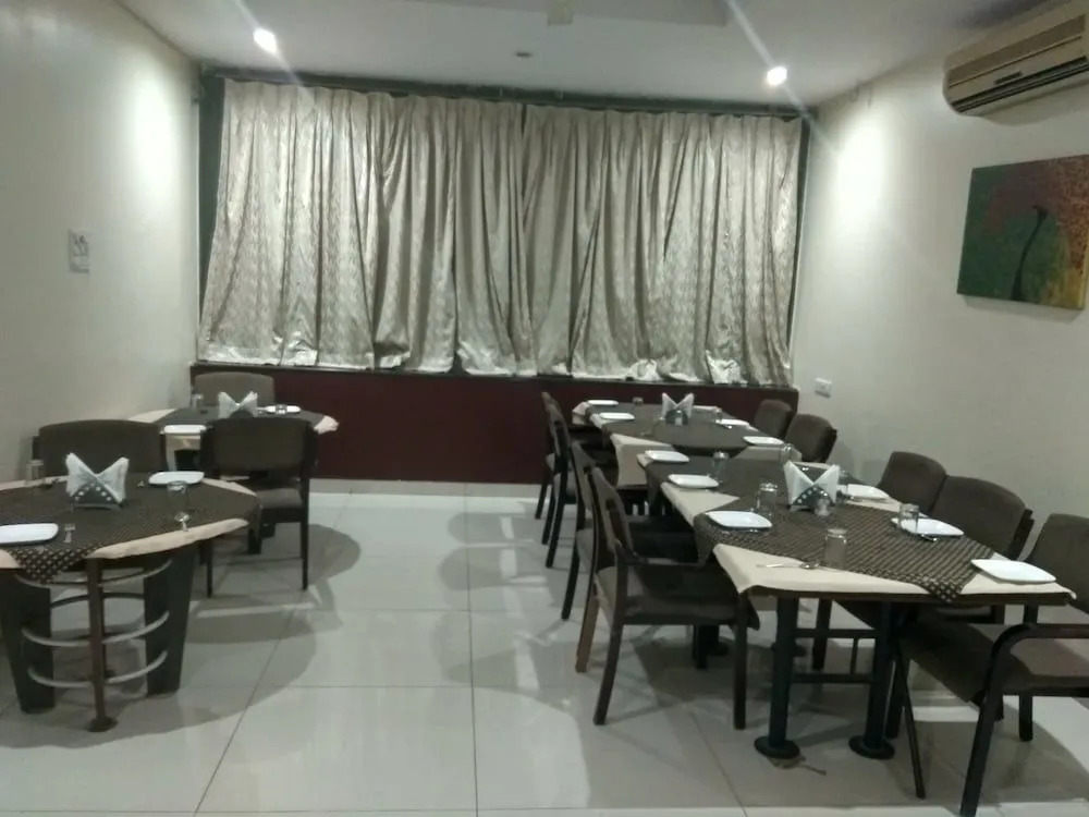 JK Rooms 121 Hotel Shaheen International