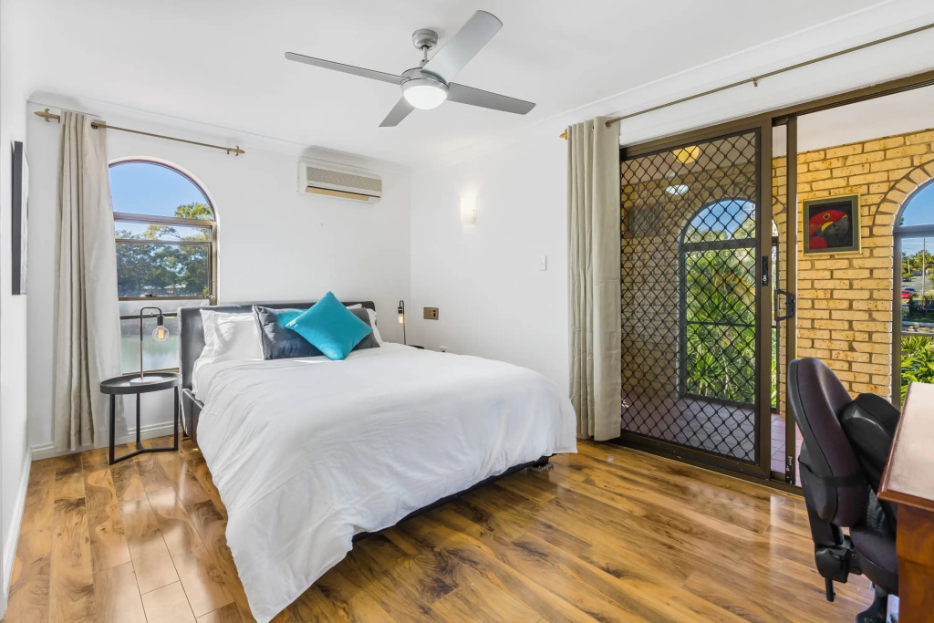 Waterfront Family Entertainer   5 Bedroom   Pool