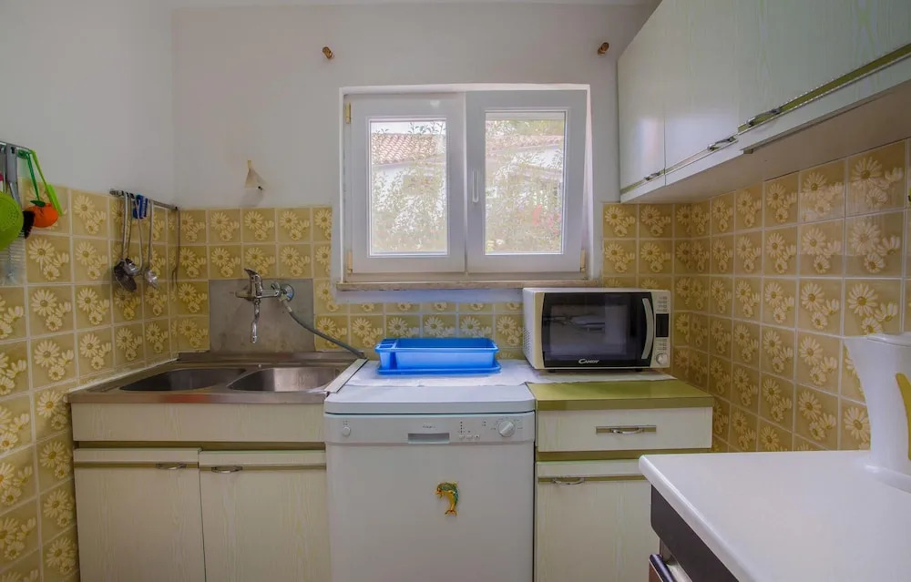 Nice Apartment in Cres With 2 Bedrooms and Wifi