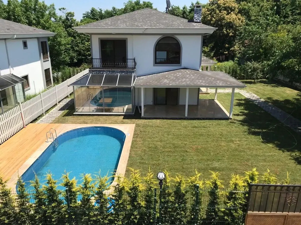 Sleek Villa in Sapanca with Pool and Winter Garden