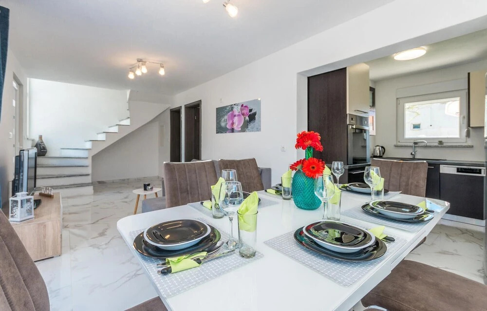 Gorgeous Home In Rastane Donje