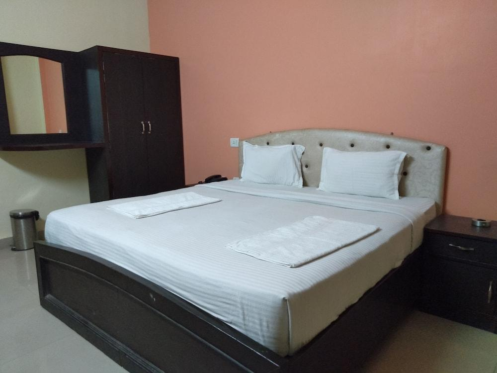 Hotel Paras Plaza