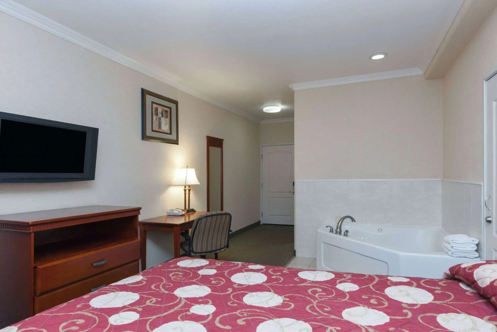 Howard Johnson by Wyndham Bakersfield