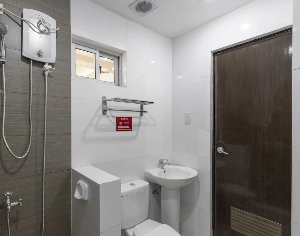 City Smiles Apartelle by OYO Rooms